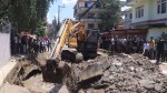 काठमाडौं महानगरपालिकाले वडा नं ७ कपनमा चखुंञ्चा खोलामा डोजर लगाएर पुरिएको ढल निकालेर उत्खनन गरेर खोला खुला बनाउदै